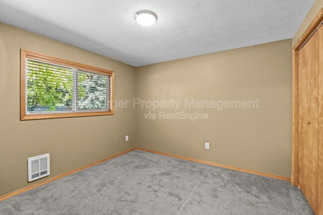 Building Photo - 1703 N Walnut Rd