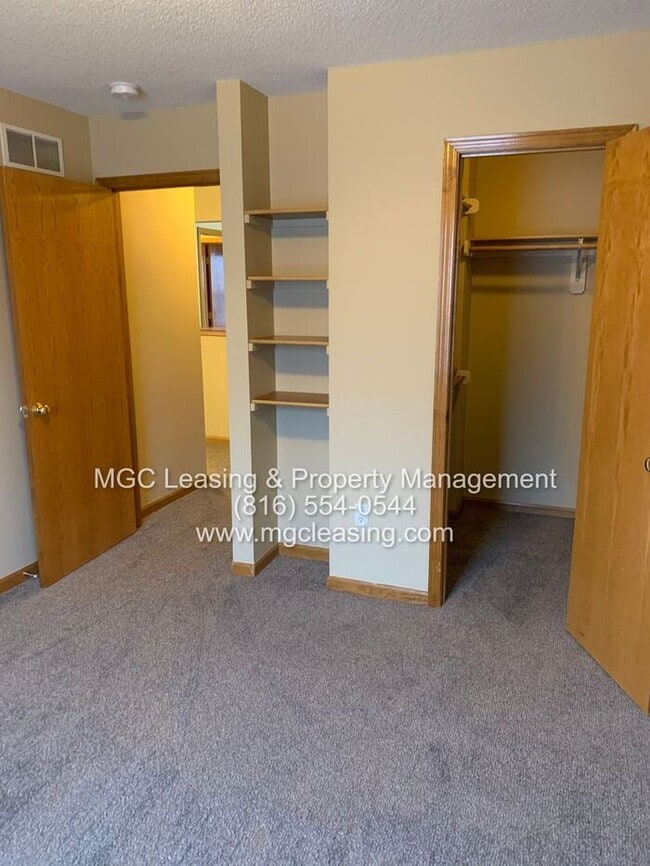 Building Photo - A Bright, Comfortable Split-Level Home in a Convenient Raymore Location