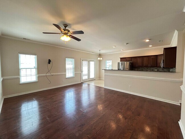 Building Photo - Immaculate beautiful 3-bedroom, 2.5-bath t...