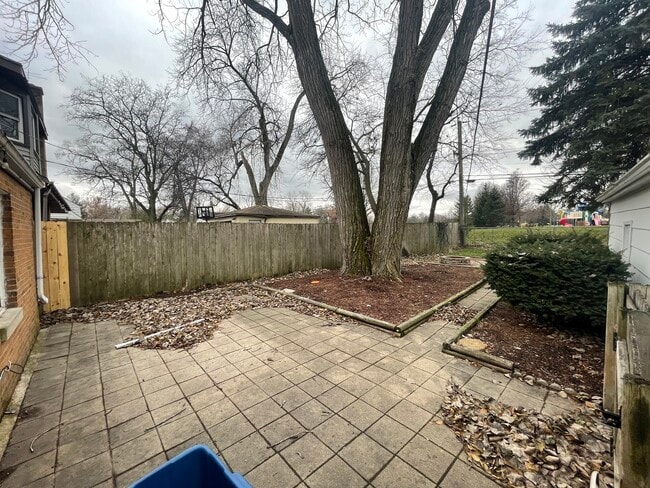 Building Photo - 18626 Golfview Ave