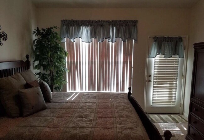 Building Photo - Furnished Quaint, Quiet Location, Centrally Located, 2 Bed 2.5 Bath