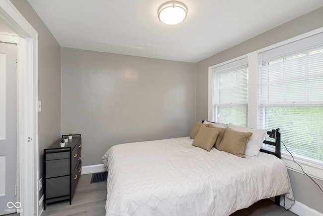 Building Photo - 4237 Graceland Ave