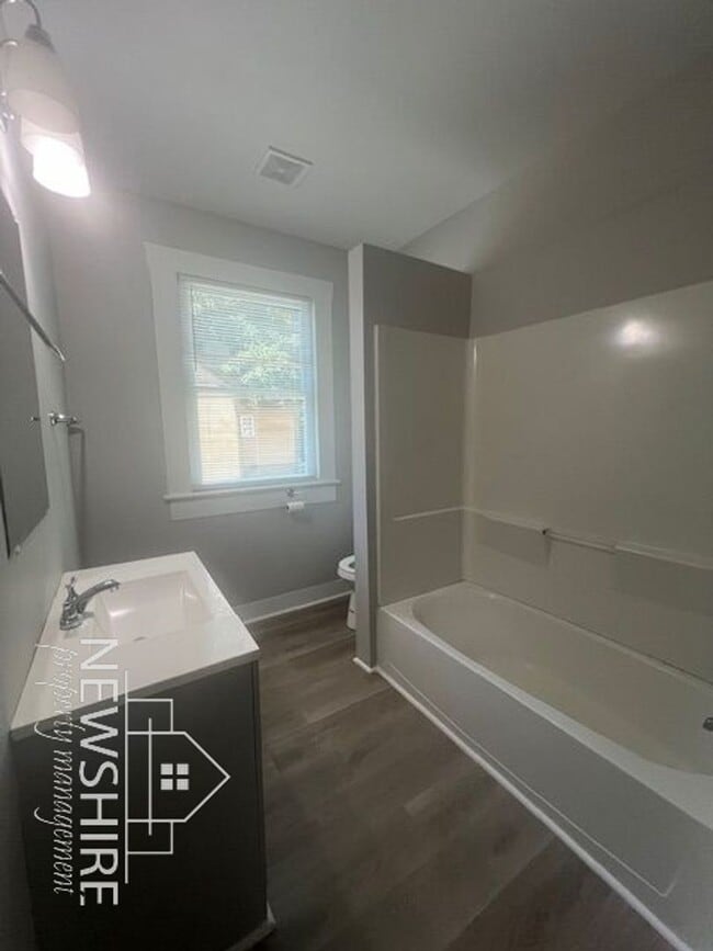 Building Photo - 318 Alexander Ave