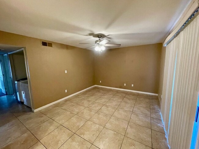 Building Photo - 2 Bedroom Condo close to airport