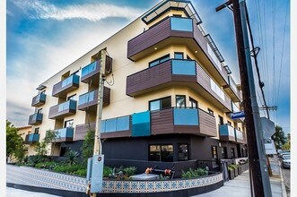 Building Photo - Hawthorn at Poinsettia by Wiseman