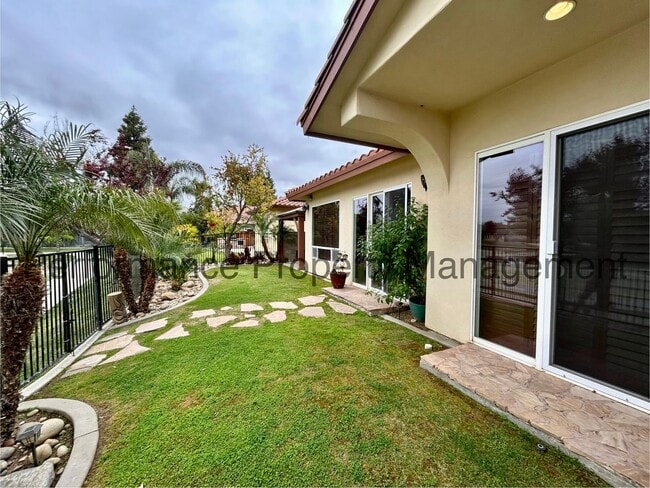 Building Photo - Gorgeous 2 Bed/2.5 Bath + Office w/ Lake V...
