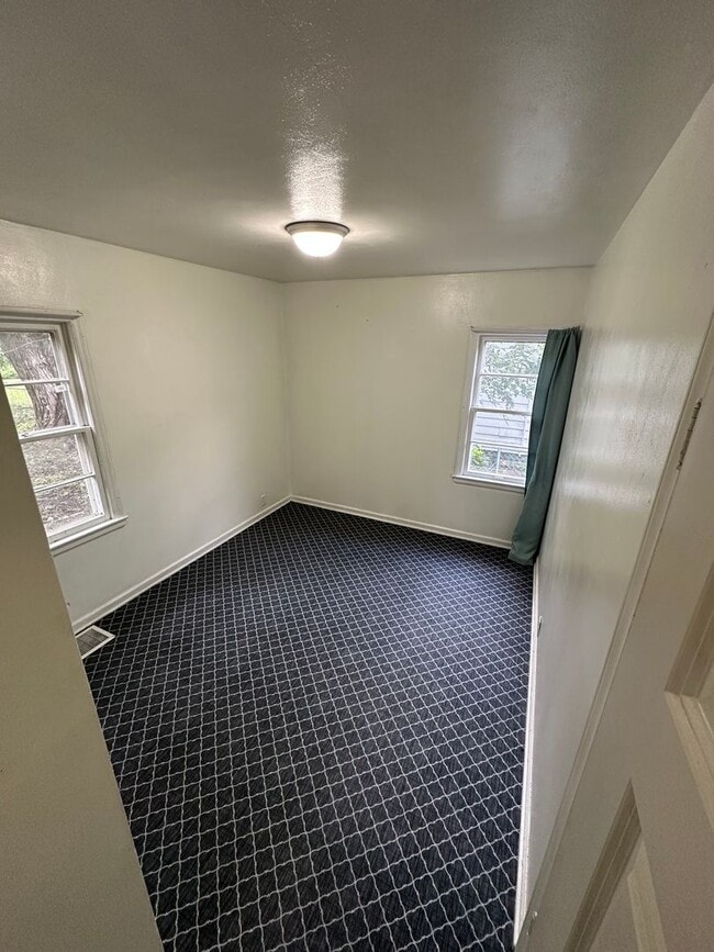 Building Photo - 2 bedroom 1 bath home with central air