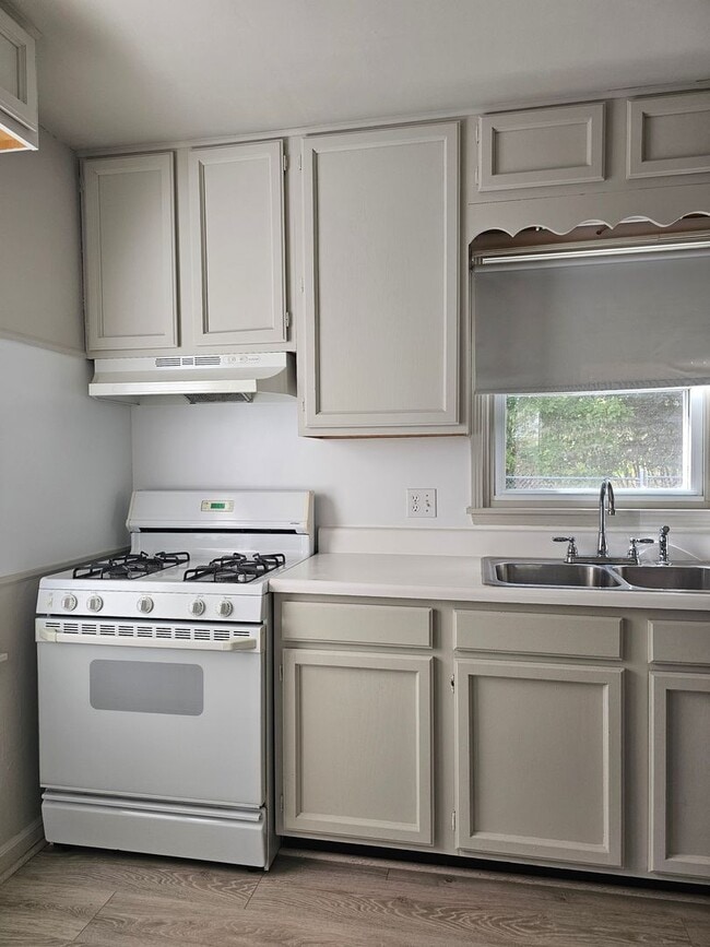 Building Photo - Very updated, cozy two bedroom across from BGHS