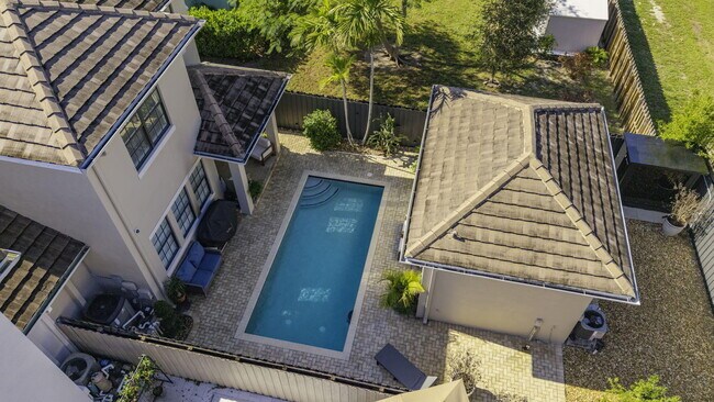 Building Photo - 505 SW 16th Ct