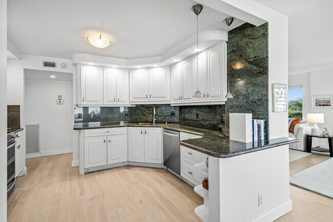 Building Photo - 2066 N Ocean Blvd