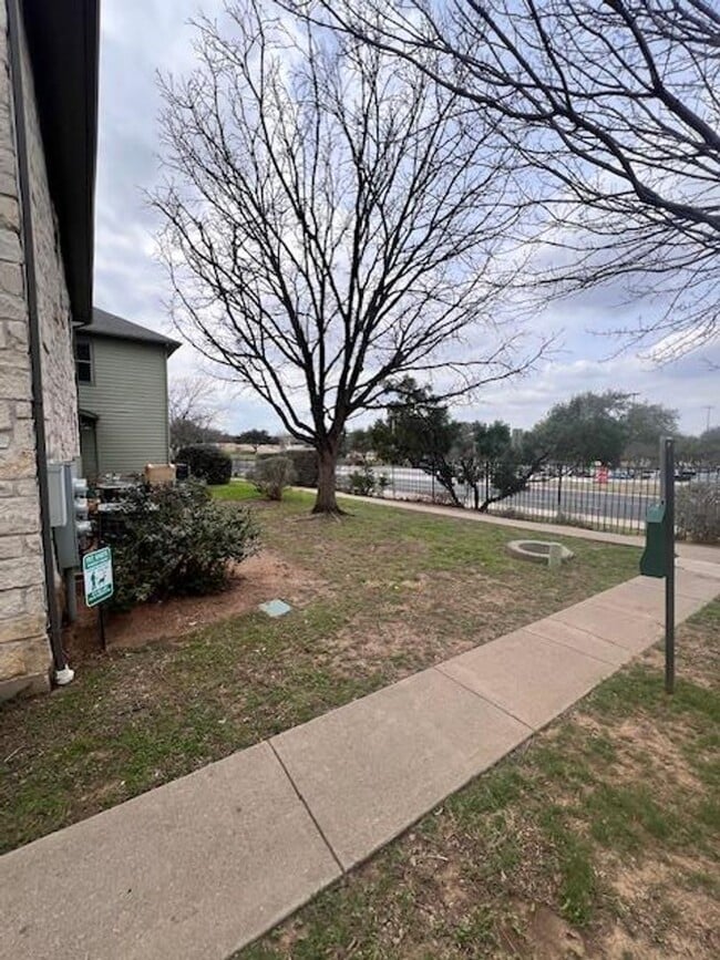 Building Photo - Beautiful Downtown Condo / Close to ACC Riverside / 3 bedrooms / Ref, Washer & Dryer