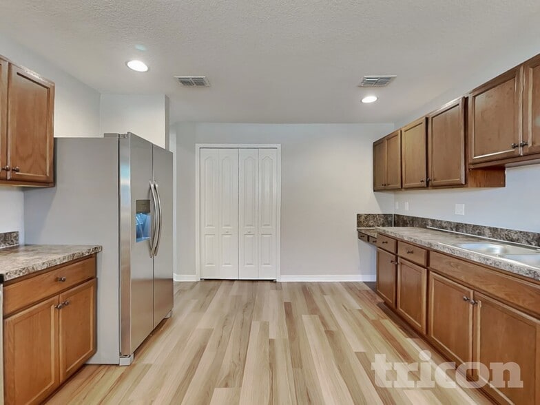 Building Photo - 77 Lake Ring Dr