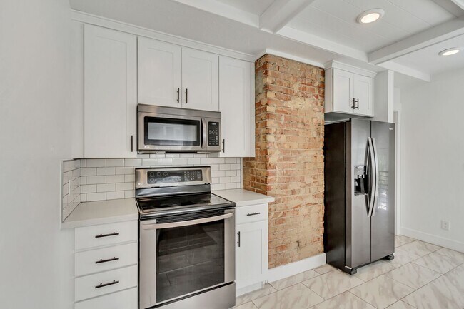 Building Photo - Elegant Yale Crest Bungalow in the Heart o...