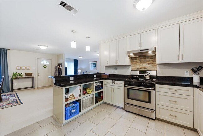 Building Photo - 2114 Hewitt Dr