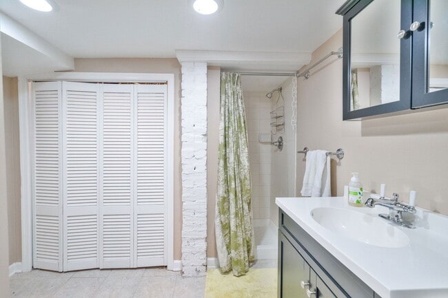 Building Photo - 829 N Taylor St