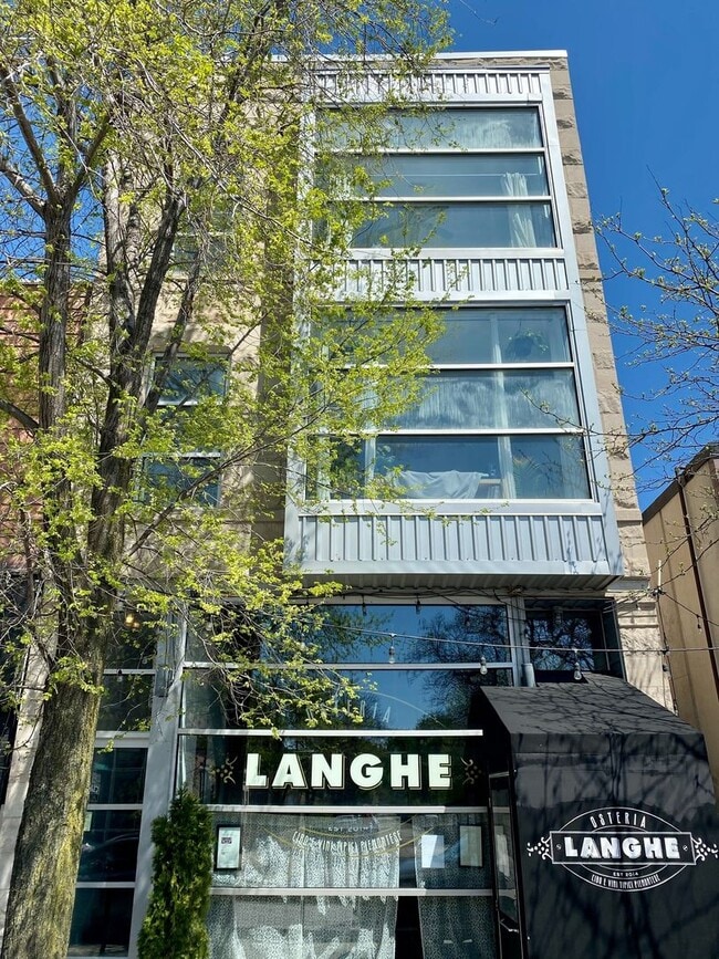 Building Photo - 2824 W Armitage Ave