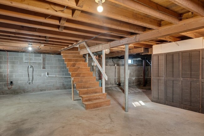 Building Photo - 526 8th Ave S