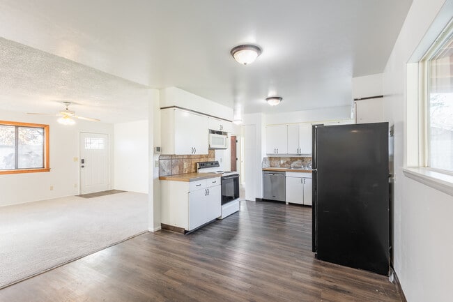 Building Photo - 1609 N Plateau Ave