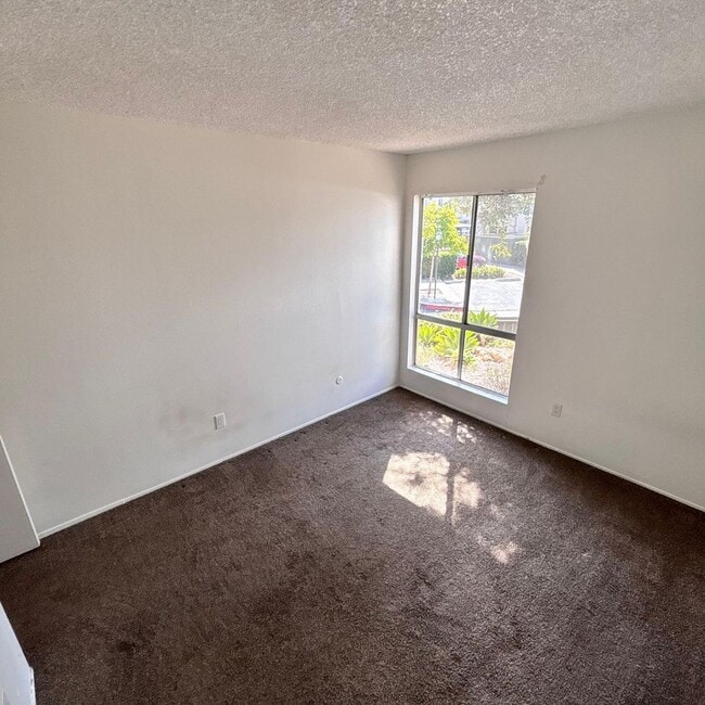 Building Photo - LIGHT & BRIGHT UPGRADED, 2 BEDROOM CONDO, ...