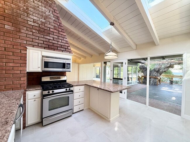 Building Photo - Beautiful 3BR/3BA Point Loma Home with Vaulted Ceilings & Central AC
