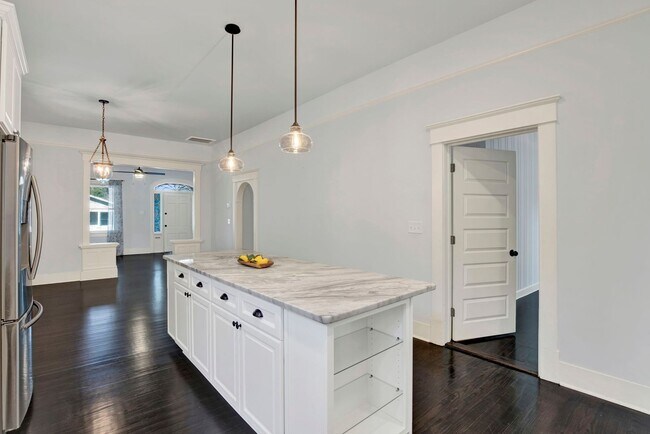 Building Photo - Thomas Square Home