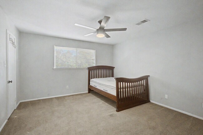 Building Photo - 413 W Semands Ave