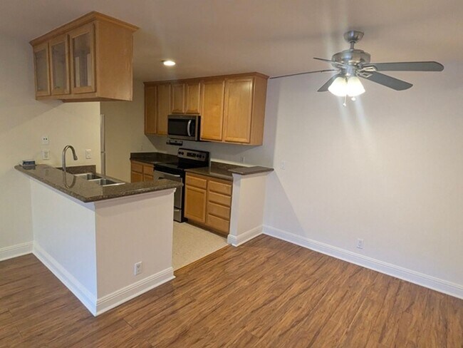 Building Photo - 2 Bedroom-1 Bathroom Single Story Condo; 2nd floor unit in Lakeside