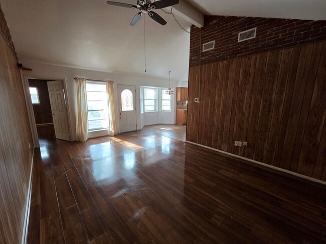 Building Photo - 2121 Redwood St