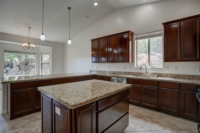 Building Photo - Large 4 bed, 3 bath home in Prescott for R...