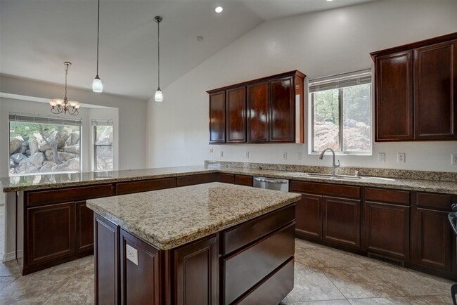 Building Photo - Price Reduced - Large 4 bed, 3 bath home i...