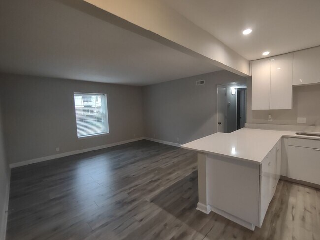 Building Photo - Pristine move-in ready condo located in Di...