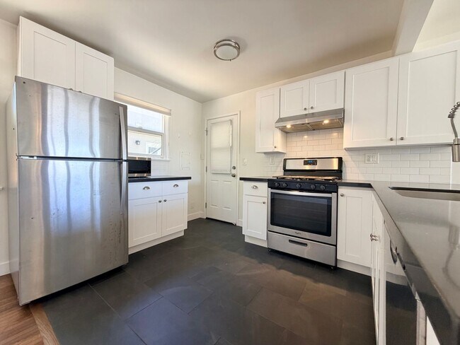 Building Photo - 102 N Kalorama St
