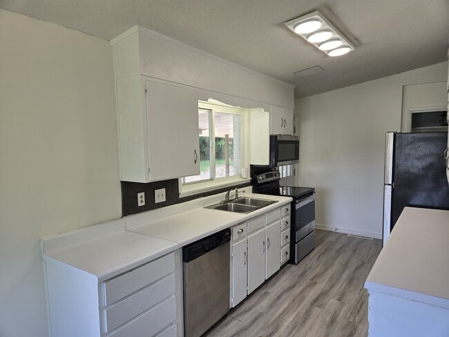 Building Photo - 4048 Dolly Ridge Rd
