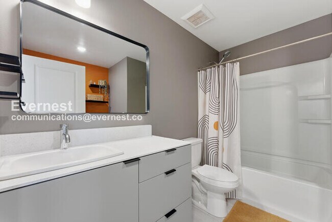Building Photo - 4 Bed/3 Bath Townhome with Fenced Yard & Garage / Available Now!