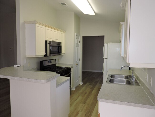 Building Photo - Convenient to NAS & Corry!