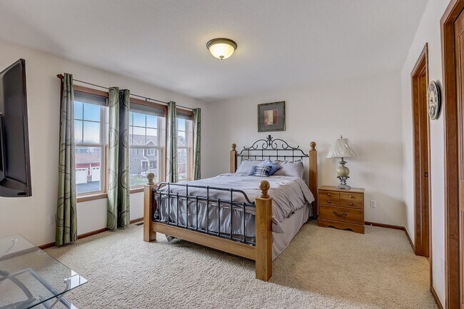 Building Photo - Grand 5 bed 4.5 bath Maple Grove Home w/ 3...