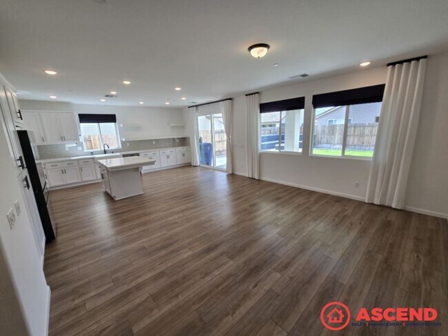 Building Photo - 15811 Santa Clara Ct