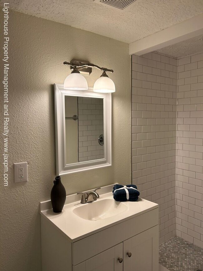 Building Photo - Beautiful 5 Bedroom Home With Modern Updates Throughout