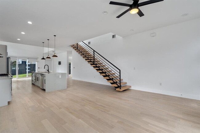 Building Photo - 4712 Reyes St