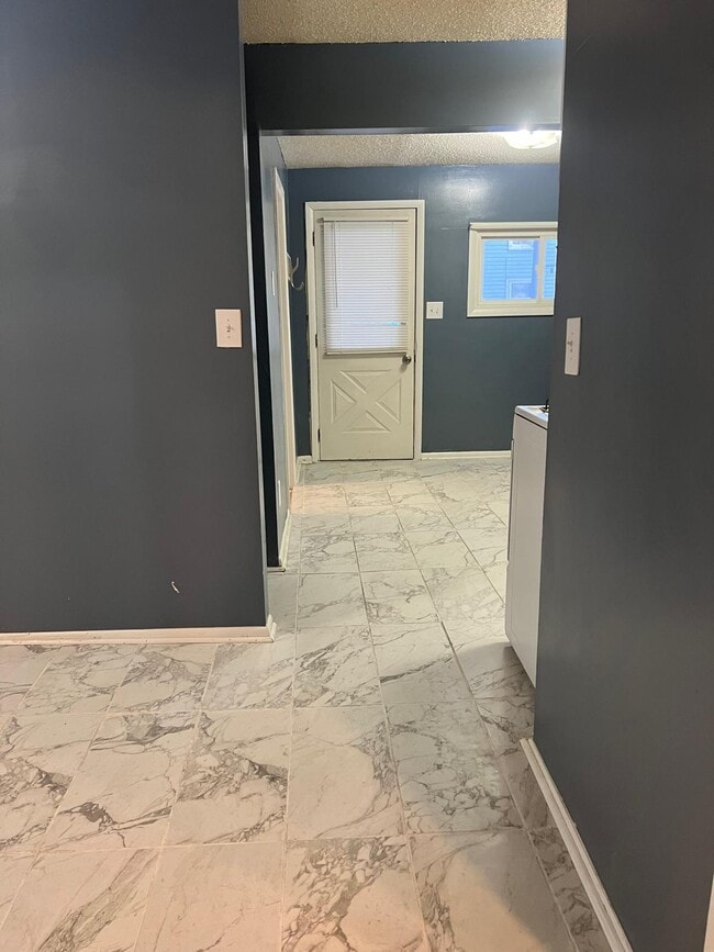 Building Photo - 2 Tracy St