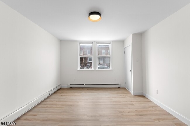 Building Photo - 676 Chestnut St