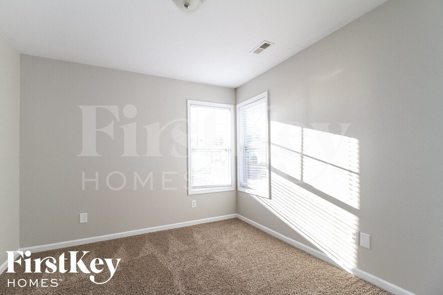 Building Photo - 221 Bridgewater Dr