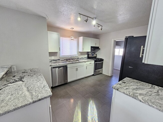 Building Photo - Gorgeous 2 bedroom in Barelas! Great location. Washer/Dryer.