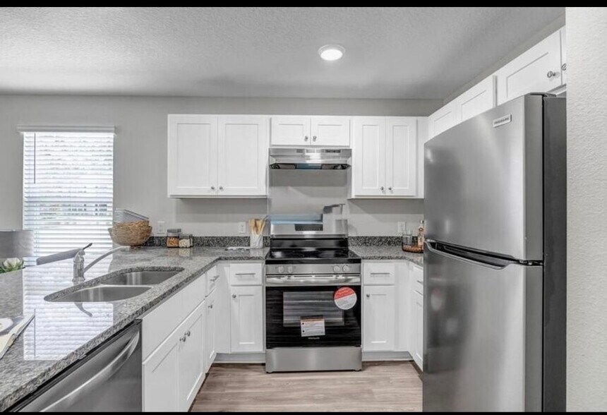 Building Photo - 11470 Oakfield Ct