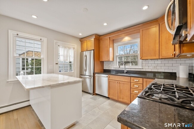 Building Photo - 5 River St