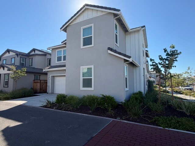 Building Photo - Lathrop - Gorgeous 5 Bedroom 3 Bathroom Home