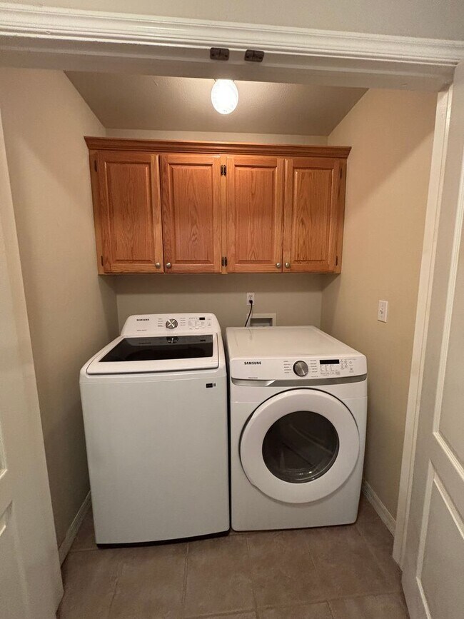 Building Photo - Awesome 3 bed/2bath/2 car Split floor plan in Southfork III!