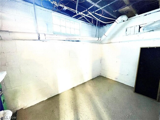 Building Photo - 250 Center Rd