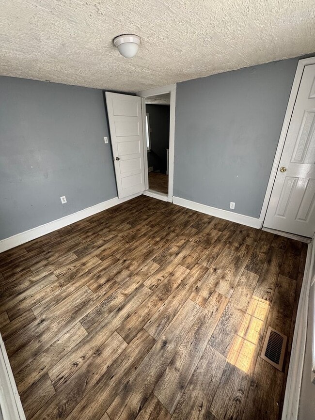 Building Photo - 3 bedroom 2 bath house