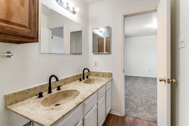 Building Photo - 2321 Colonial